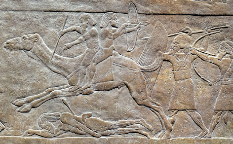 Ashurbanipal relief, Arabs on camelback, Nineveh 660-650 BCE_CC by-SA 2.0 Generic_WikiComm