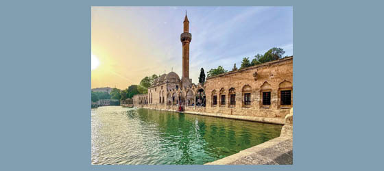 Pool_of_Sacred_Fish_at Urfa_3DYW0YG_blue_scaled